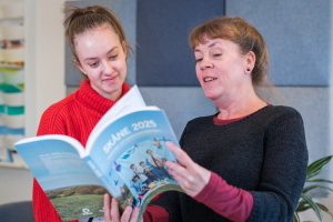 Flicka får hjälp med att planera sitt gymnasieval av en studie- och yrkesvägledare.