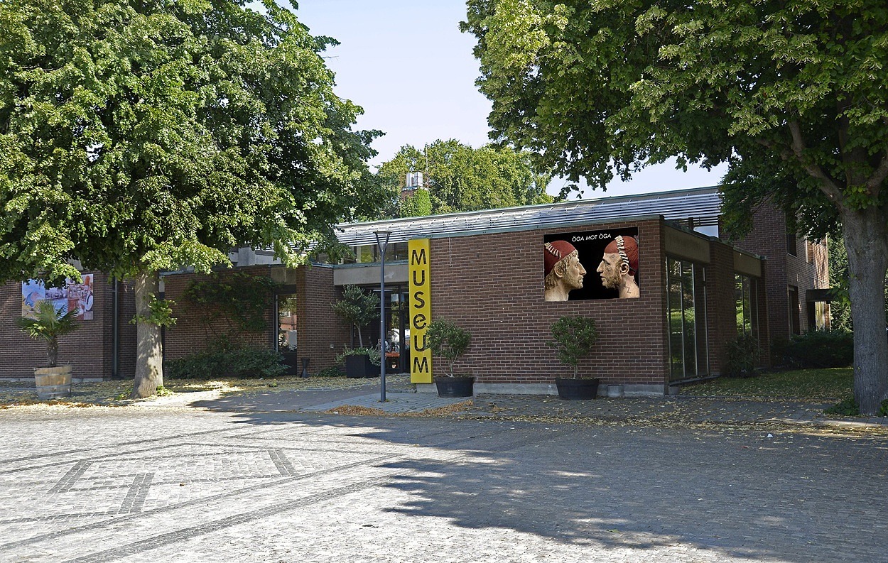 Du hittar museet vid Stortorget mitt i Trelleborg. Mellan biblioteket och vattentornet, alldeles intill Stadsparken. Och bara ett stenkast ifrån Axel Ebbes Konsthall.