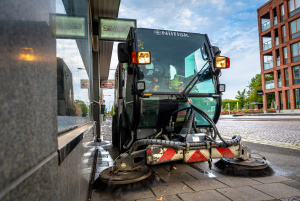 Gator, cykelbanor och gångbanor i Trelleborgs kommun underhålls hela året. Under sommarhalvåret utför kommunen gaturenhållning och vintertid utförs snöröjning och halkbekämpning.