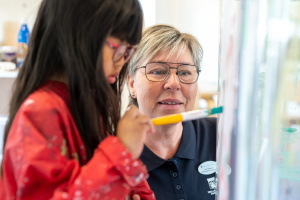 Flicka med förskolelärare