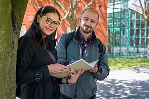 En man och en kvinna, utomhusmiljö