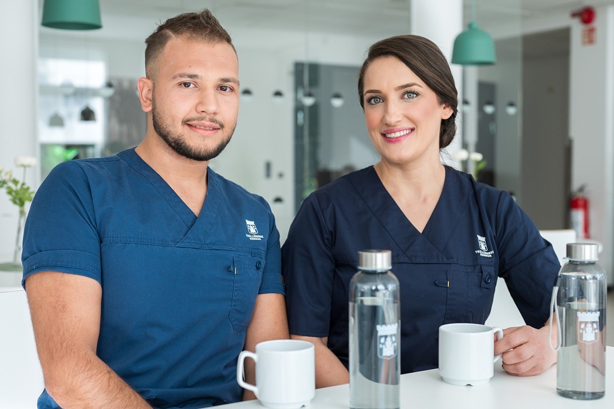 Jobbspåret Vård och omsorg består av tre delar och pågår i 15 månader.