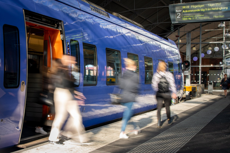 Passagerare på väg av tåget på Trelleborgs centralstation.