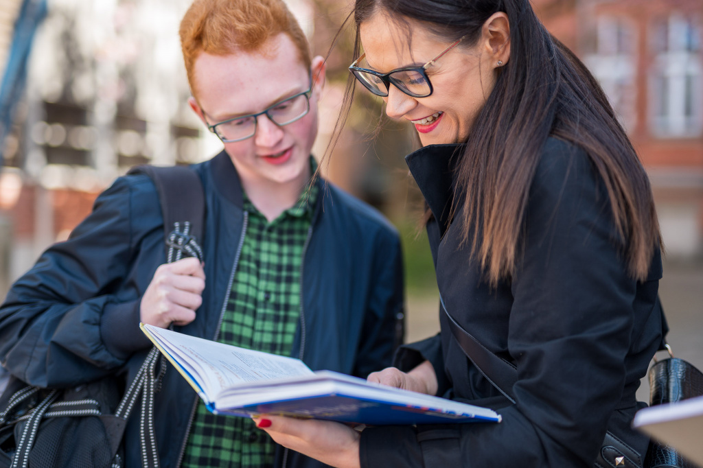 Två personer tittar i en bok