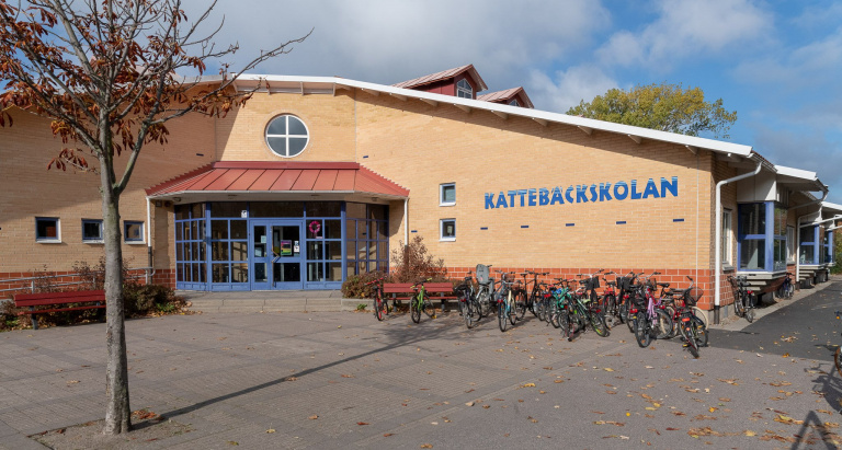 Kattebäckskolan ligger väster om Trelleborgs centrum, cirka 15 minuters promenad från centralstationen.