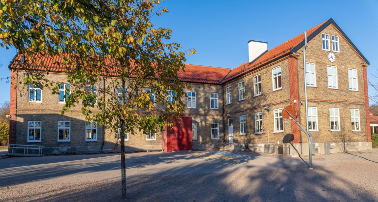 Östra skolan ligger i östra Trelleborg och på skolan går cirka 230 elever i årskurs F-6.