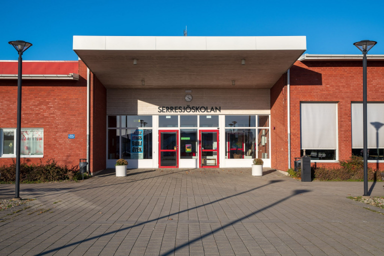 Serresjöskolan ligger i Gislövs läge, öster om Trelleborg, nära till hav och strand. På skolan går cirka 380 elever i årskurs F-6.