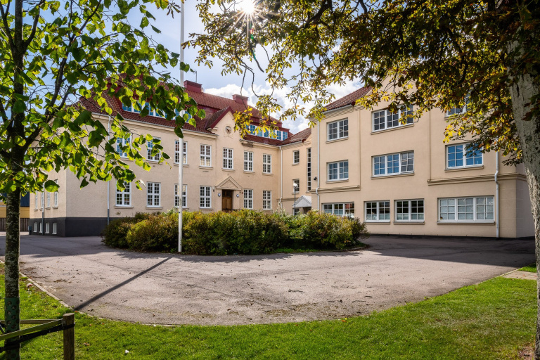Väståkraskolan ligger i byn Anderslöv, norr om Trelleborgs centrum. På skolan går cirka 500 elever i årskurs F-9.