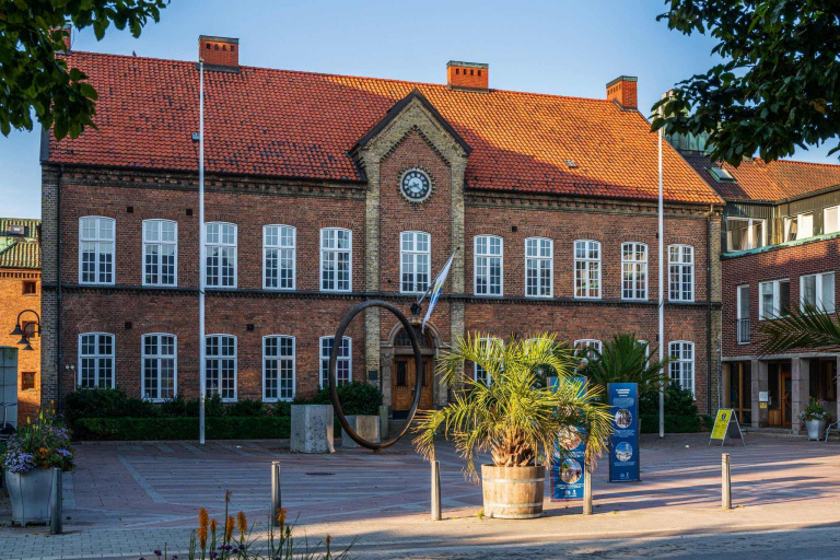 På rådhuset i Trelleborg finns bland annat kundtjänst och kommunens ledning. Rådhuset ligger vid gågatan mitt i centrum, mellan hamnen och Stortorget.