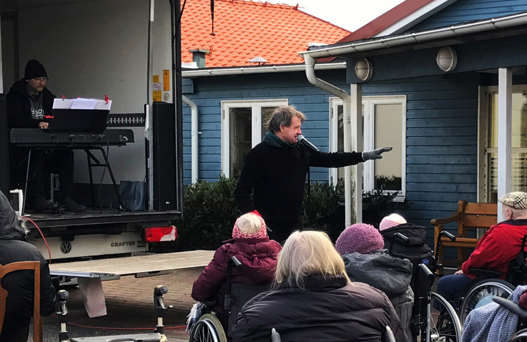 Håkan Brinck och Peter Berglund kommer att besöka alla särskilda boenden i Trelleborgs kommun med sin musik och utomhusshow.