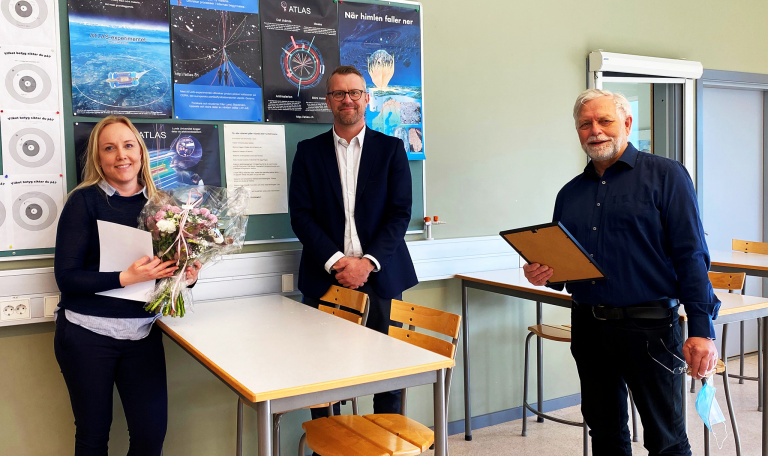 Hanna Landelius tar emot utmärkelsen Årets pedagog 2021 av Jonatan Folke, verksamhetschef och Lars Mikkelä (M), bildningsnämndens ordförande. 