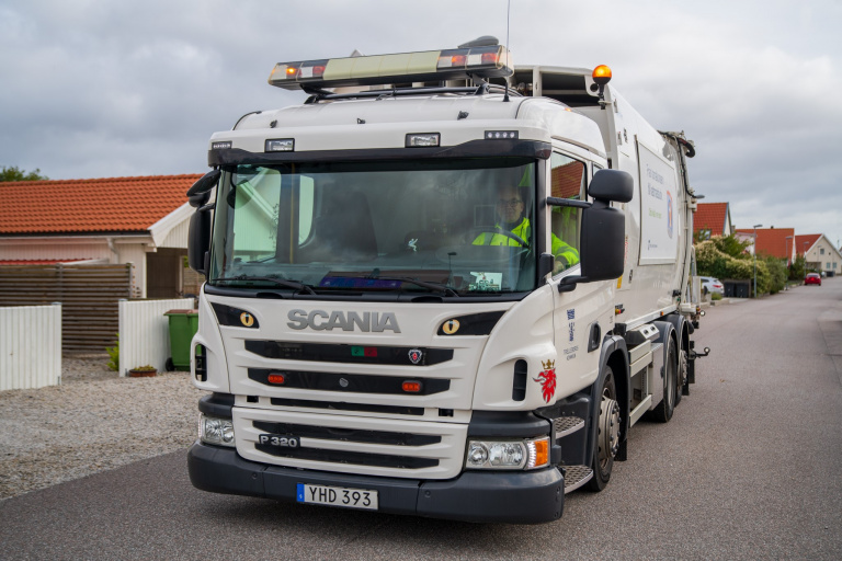 En av Trelleborgs kommuns tolv sopbilar ute på sin rutt. Med digitaliseringen kan sopåkarna snabbare identifiera och genomföra exempelvis beställda extratömningar. Även inrapportering av avvikelser görs omedelbart.