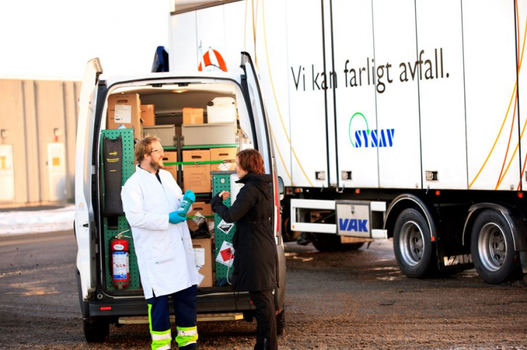 Till Farligt avfall-bilen kan du lämna småelektronik, lampor och kemikalier. På tisdag 5 april finns bilen på Stortorget i Trelleborg.