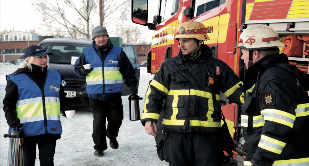 frivilliga personer tillsammans med personal från räddningstjänsten.