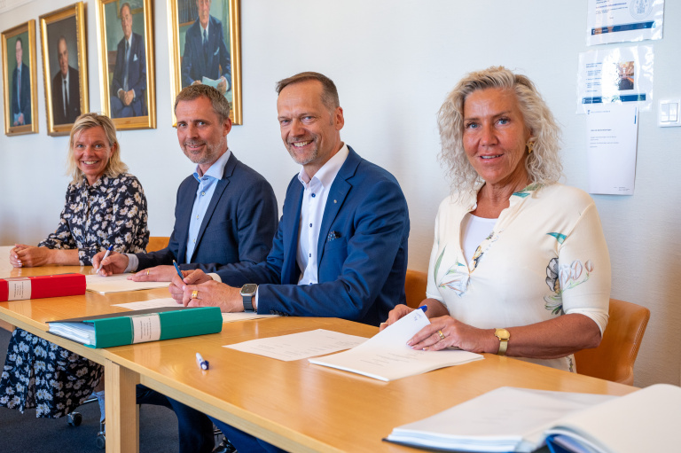 Avtalet om bildandet av ett gemensamt bolag signerades under gårdagen av kommunstyrelsens ordförande Ann Kajson Carlqvist (närmast) och representanter för Skanska och OBOS.