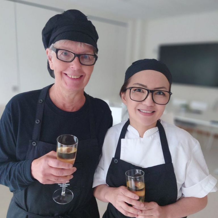  I tillagningsköket på Familjens hus i Anderslöv jobbar två av finalisterna i mattävlingen White guide. Från vänster: Bodil Green och Atiya Frostholm.