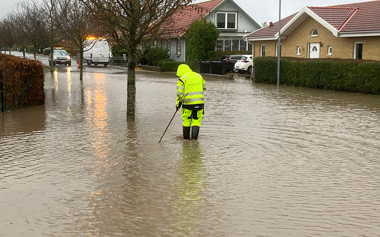 man arbetar översvämning på gata