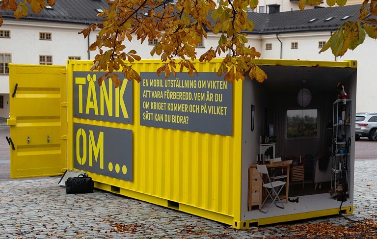 Gul container med texten Tänk om