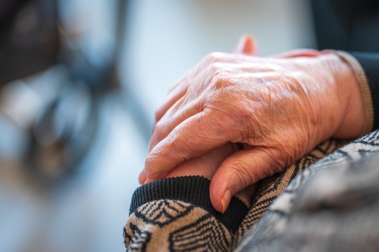 Nu skickas Socialstyrelsens enkät ut till alla personer över 65 år som har hemtjänst eller bor på särskilt boende.