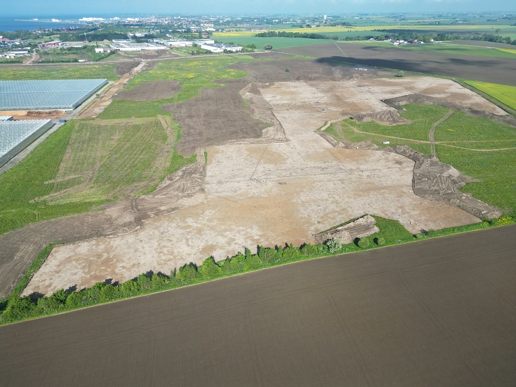 flygfoto över åkrar och utgrävningsområde