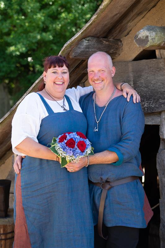 man och kvinna i vikingakläder