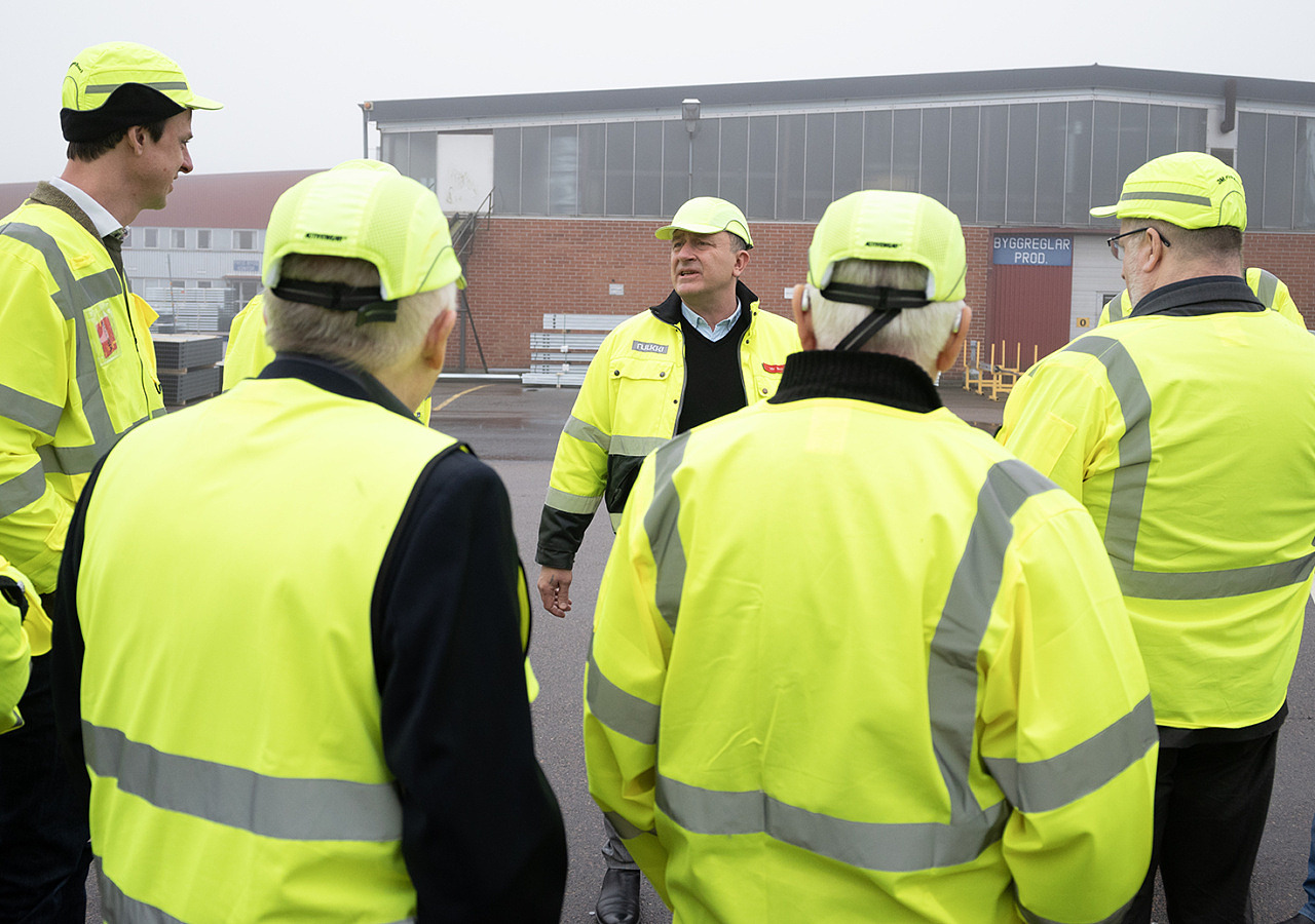 Personer i gula varselkläder.